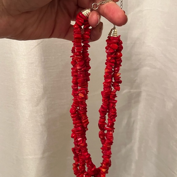 Beautiful Three Strand Red Coral Oyster Shell Chip Necklace. - Picture 5 of 5